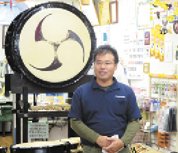 常連客の前であいさつする西村社長