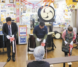 創業50年を祝いテープカットを実施