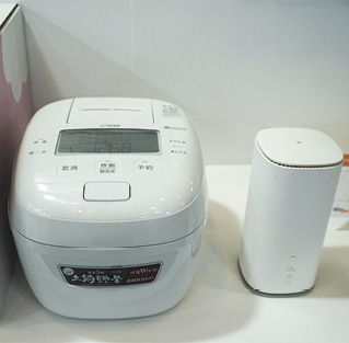 炊飯器とモバイルルーター、専門スタッフによる設定サポートを組み合わせた「親孝行見守りパック」（エディオン）