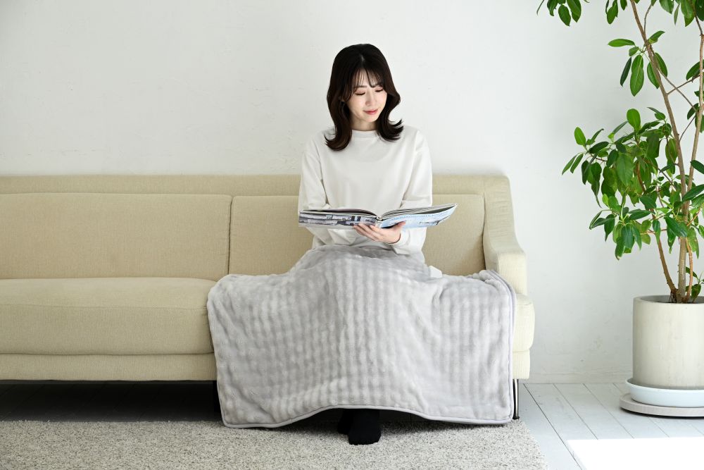 5WAYで使用できるスッポリマルチ電気毛布 YHKP-MSP60（写真はひざ掛けとして使用）