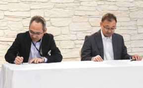 契約書に調印した