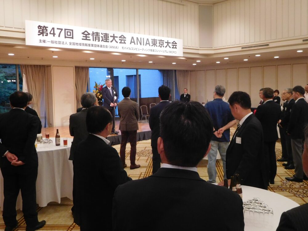 懇親会では参加者らが活発な意見交換を行った