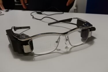 TDK、メタオプティクスミラーを用いたスマートグラス向け網膜直接描画ディスプレーを実証　世界初、スタイリッシュなスマートグラスを実現可能に