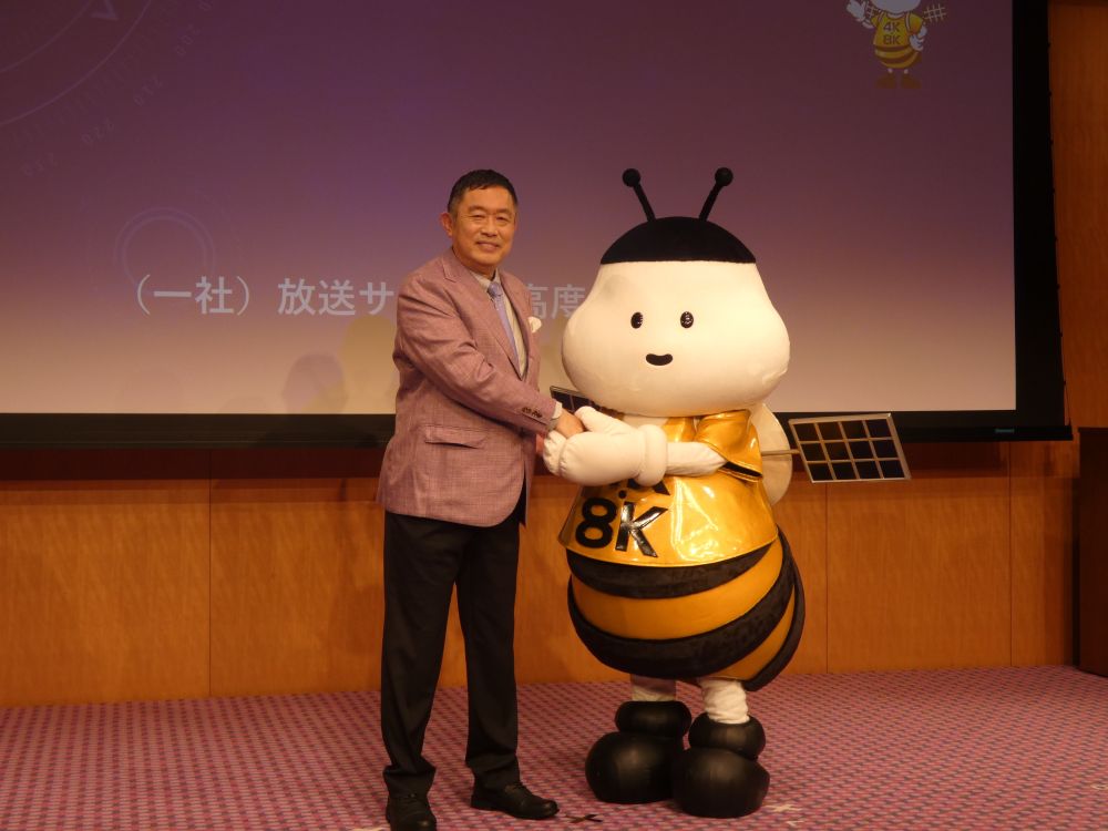 俳優の内藤さんと4K8K推進キャラクターのヨンハチが登場した