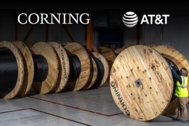米AT&T、コーニングと30億ドル超の契約　全米の光回線拡大へ