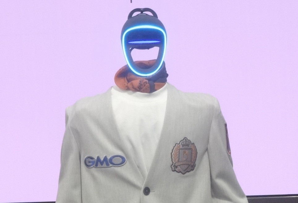 人型ロボが着る専用ウエア、GMOとユナイテッドアローズが開発　機能性と親しみやすさ両立