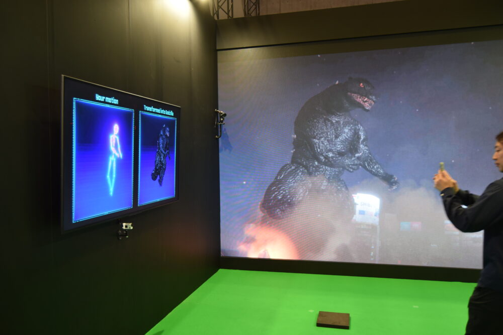 参加者の動きを骨格認識AIで捉え、CGのゴジラに反映する「GODZILLA in MOTION」の体験展示