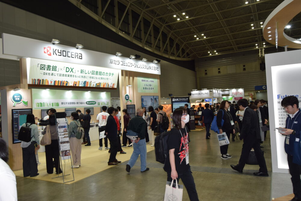多くの来場者でにぎわいをみせた「第28回図書館総合展2026」＝10月21日、パシフィコ横浜（横浜市西区）