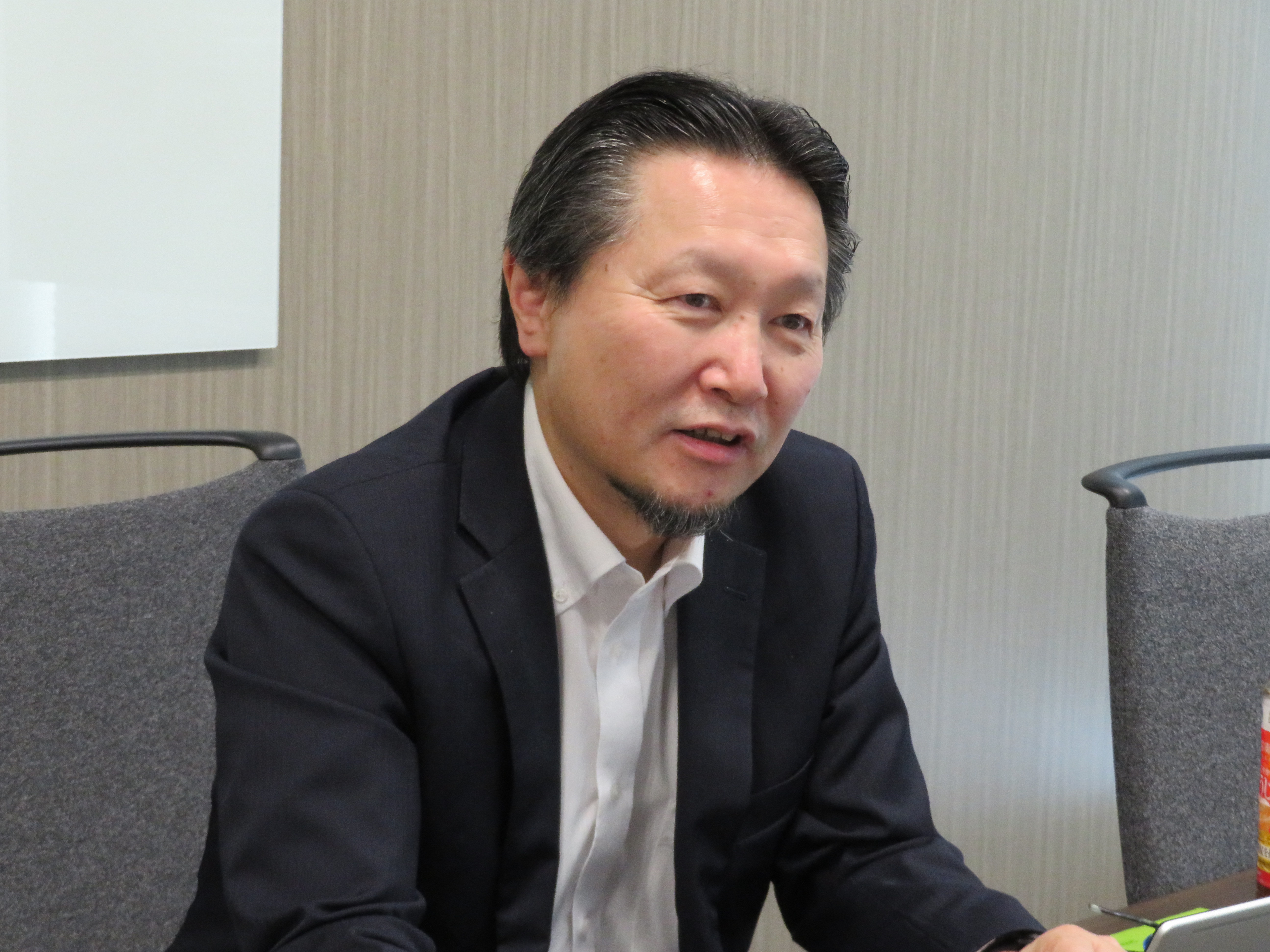 開発体制について説明する川島社長
　　　　　　
