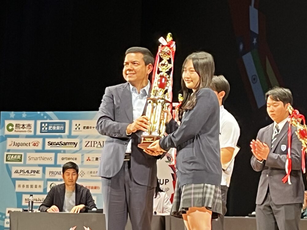 ユースピッチで優勝したmoco Earthの生徒（右）