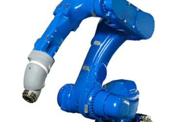 安川電機、大型塗装ロボットで自動車生産を支援　7軸構造の新製品投入