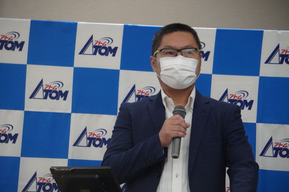 あいさつする井坂会長