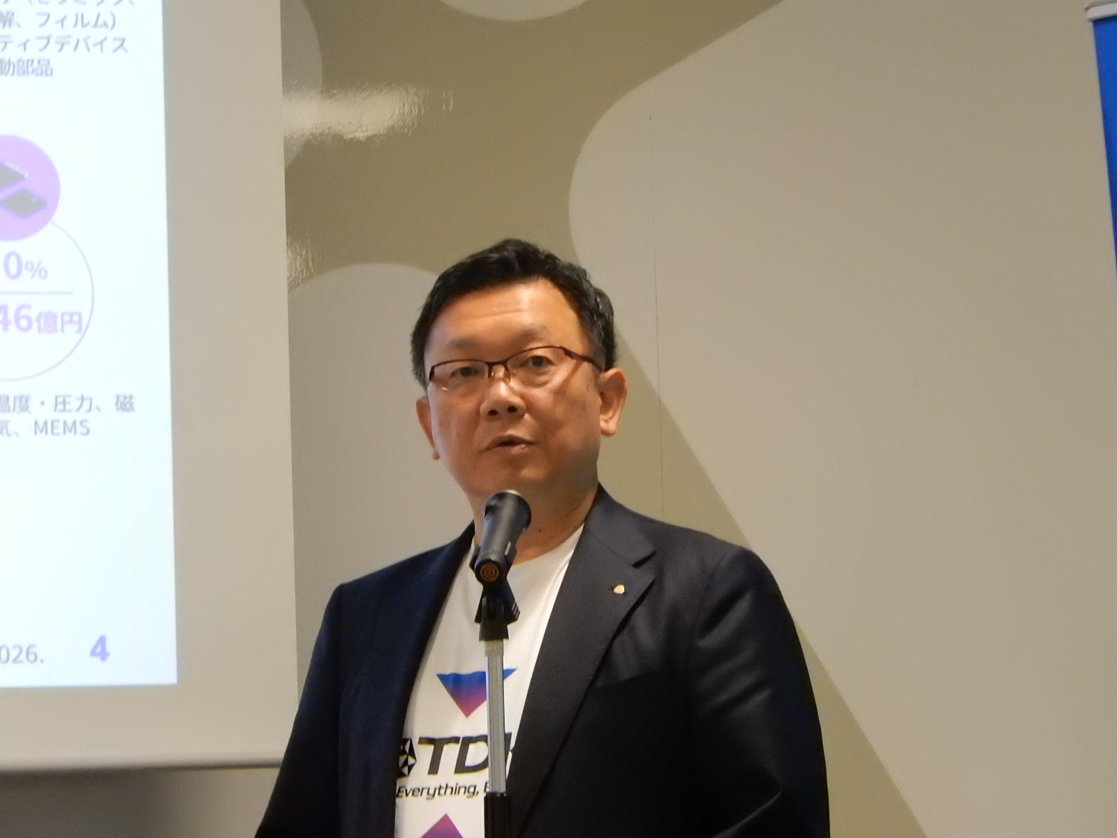 スマートグラス向けビジネスの成長戦略を説明する橋山CTO