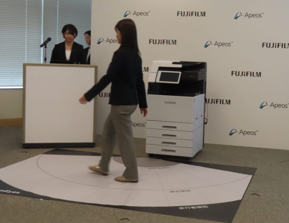 独自の空間センシング技術で人の動きを捉え、複合機を使うために近づいたのか、前を通り過ぎるのかを判別する
