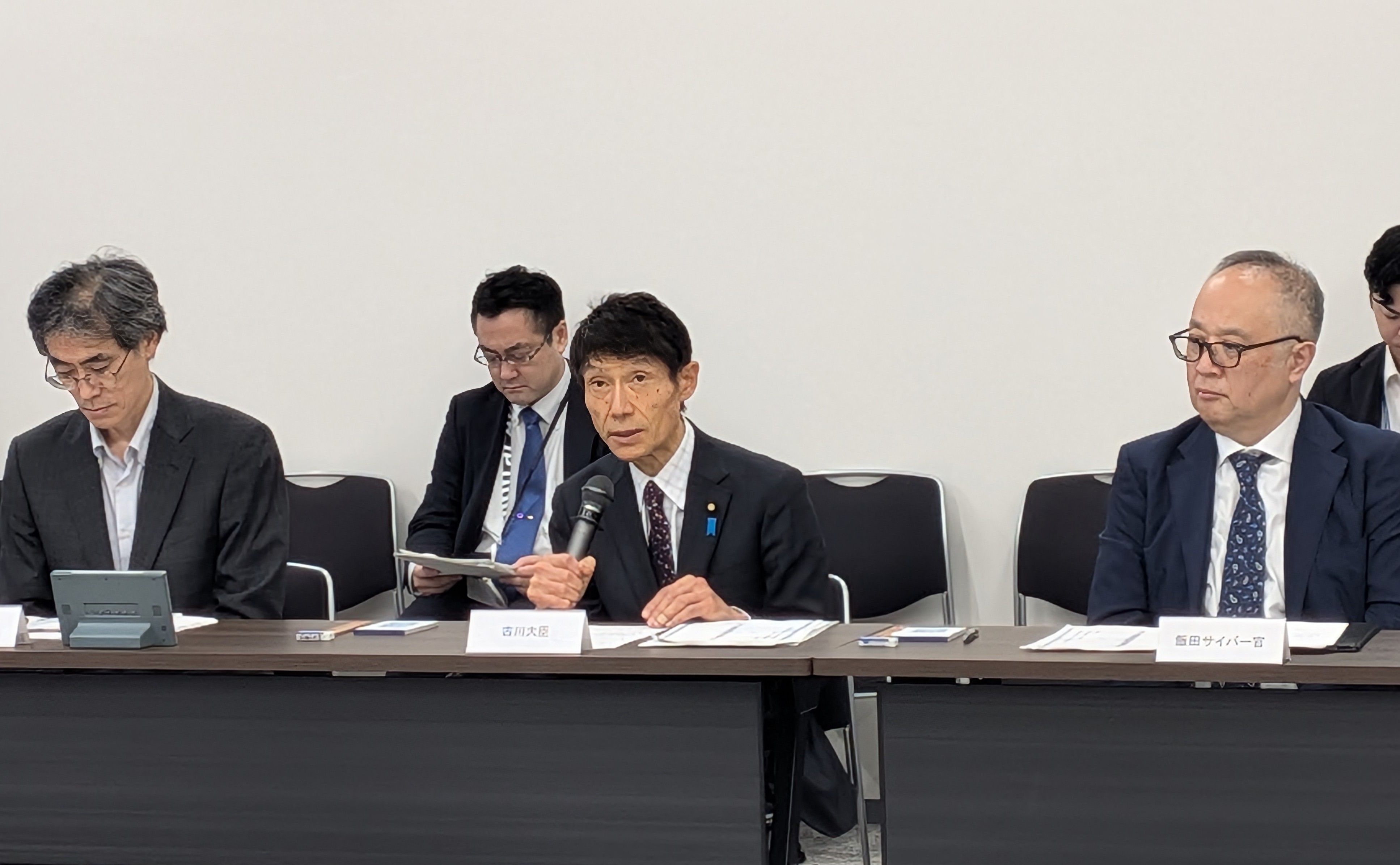 「能動的サイバー防御」関連法の施行に関する関係省庁会議であいさつする古川サイバー安全保障担当相（中央）＝東京都港区