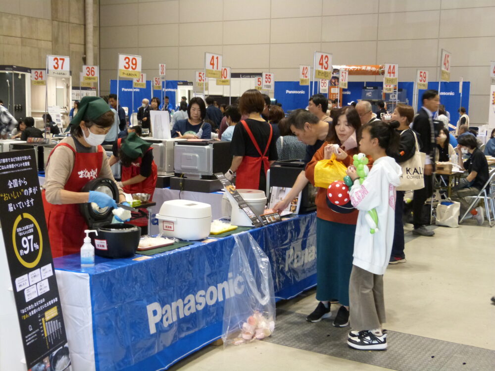 調理実演コーナーで試食する来場者