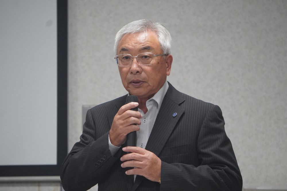 あいさつする武田理事長