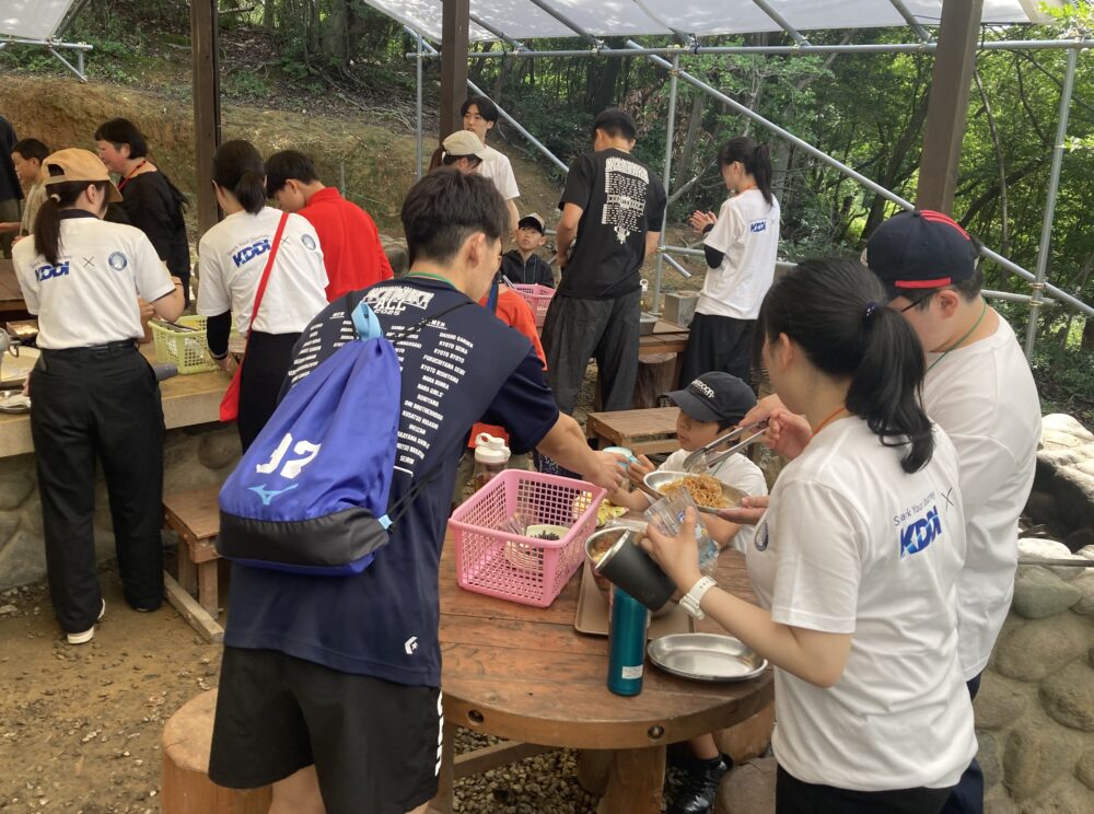 KDDI、スマホから離れるキャンプ開催　「オフラインキャンプin箕面2026」　青少年18人が「スマホ依存」と向き合う