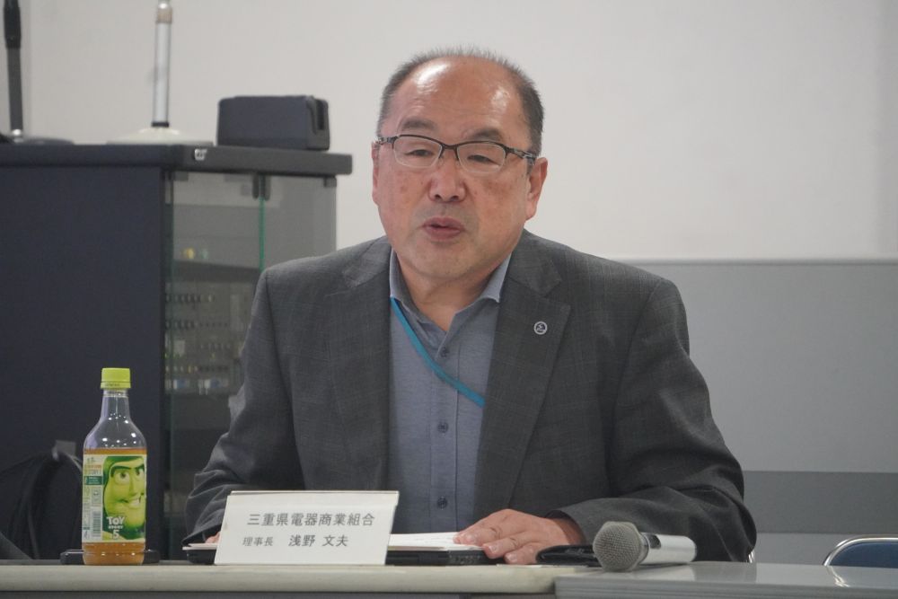 あいさつする浅野理事長