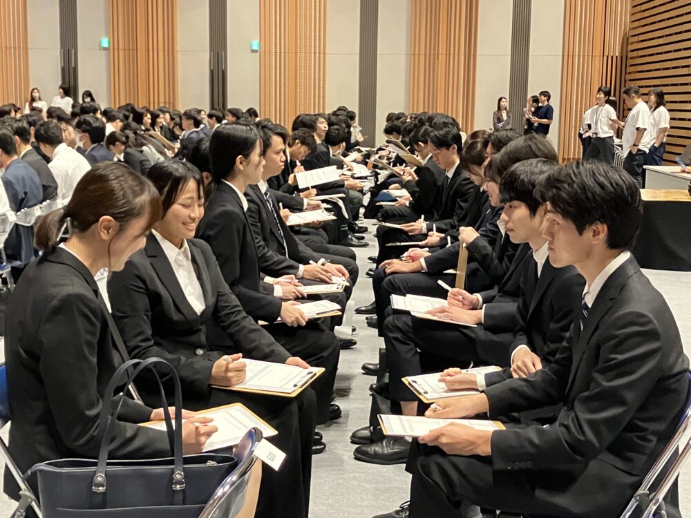 向かい合って対話する内定者たち