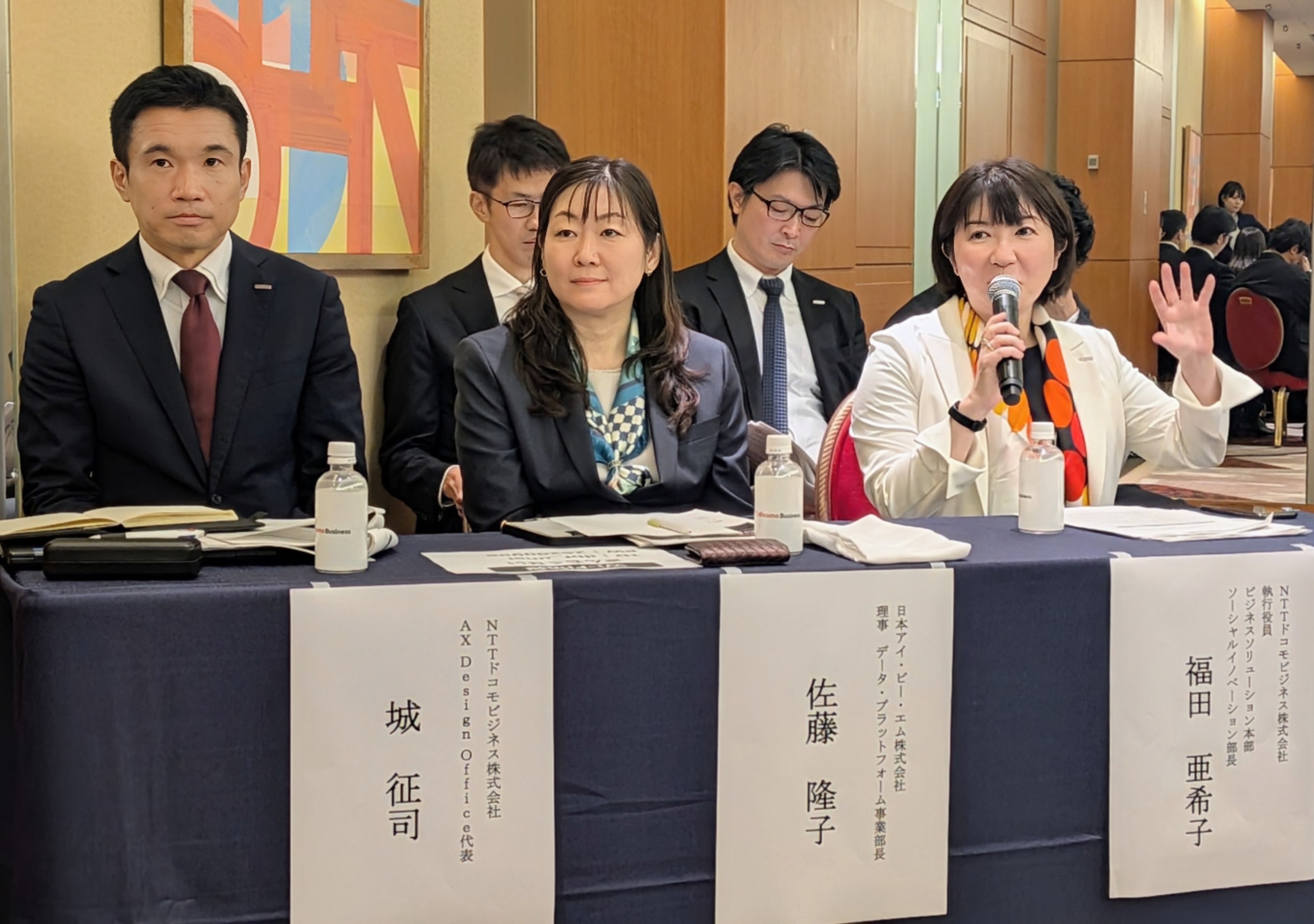 AIガバナンス領域の協業に関する説明会に臨むNTTドコモビジネスの福田氏(右端)と日本IBMデータ・プラットフォーム事業部長の佐藤隆子氏ら