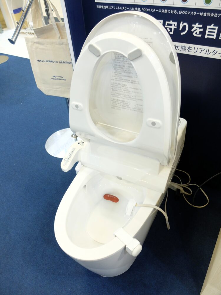 便器に装着したセンサーで排せつ状況を検知。便の色や形などから健康状態も把握できる