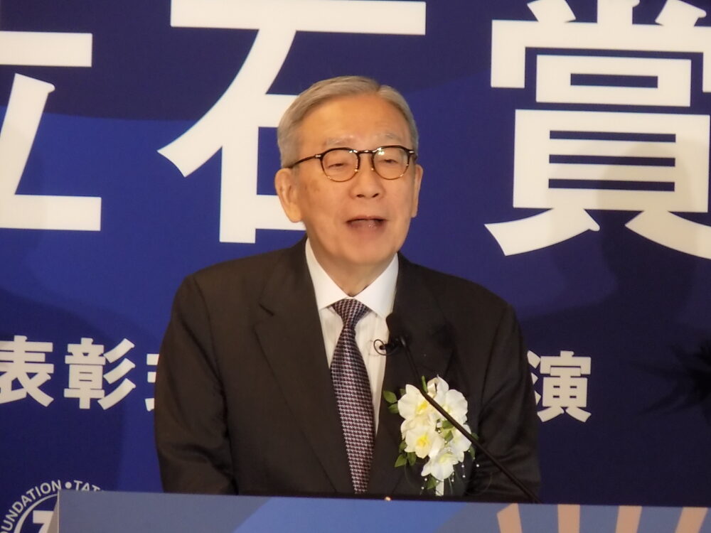 あいさつする立石理事長
